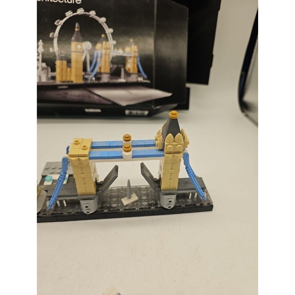 LEGO ARCHITECTURE: London (21034) 99% Complete With Box - Picture 6 of 9